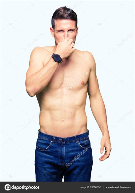 Hombre Guapo Sin Camisa Mostrando Pecho Desnudo Oliendo Algo Apestoso Fotograf A De Stock