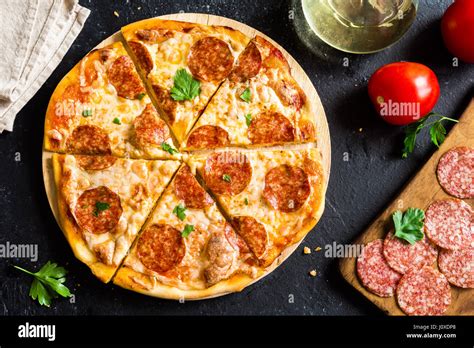 Pizza au pepperoni avec des ingrédients Produits frais des pizzas