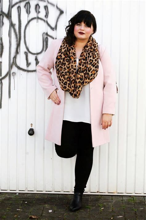 I must say that these posts were a struggle for me because i have been freezing! 5 plus size outfits for Thanksgiving dinner - curvyoutfits.com