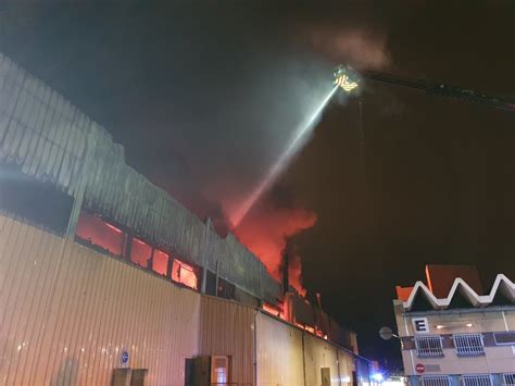 Pompiers de marseille (bmpm), le service départemental d'incendie et de . Marseille. Incendie géant dans un entrepôt de meubles, 100 ...