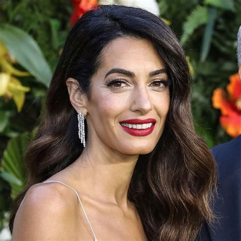 amal clooney leaves us speechless in a slinky green gown at the ‘ticket to paradise premiere