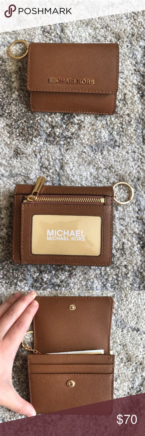 Credit card holders are a great option on days you want to pack light. 🌻NEW! MK Card Case ID Key Holder🌻 | Key holder, Key card holder, Michael kors accessories