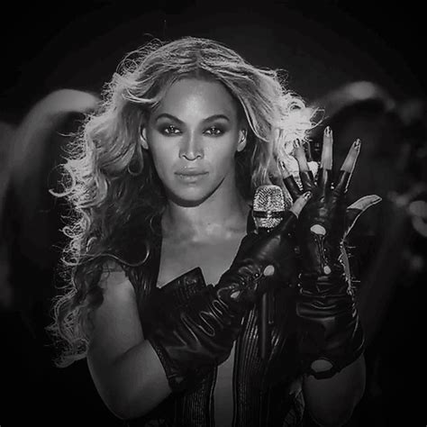Patriots receive their super bowl rings x gif. Top 9 Beyonce Bowl GIFs And Other Wacky Super Bowl Moments ...