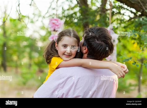 Papá Abrazando A La Niña Fotografías E Imágenes De Alta Resolución Alamy