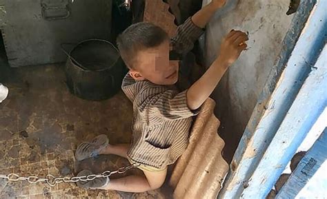 A son retour, elle a trouvé son fils, penché sur sa fille, en train de lui enfoncer un. Un petit garçon de 6 ans découvert enchaîné comme un ...