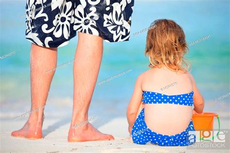 Vater Und Tochter Am Strand Stock Photo Picture And Rights Managed