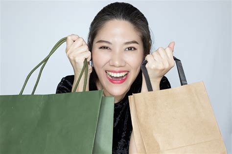 Wanita Cantik Asia Memegang Tas Jinjing Dengan Kebahagiaan Dan Tawa Dan