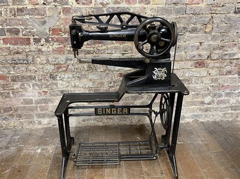 Vintage Singer Cobbler Leather Sewing Machine La359770