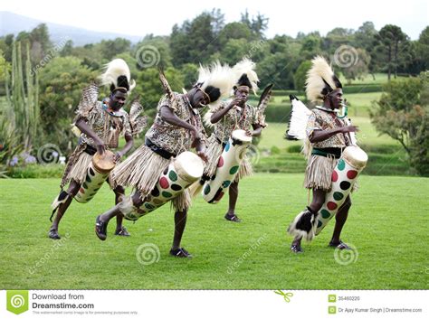 Danse Folklorique Traditionnelle Africaine Au Safa Du Mont Kenya Image