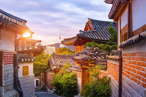 Foto De Bukchon Hanok Village Is The Name Traditional Cultural Village In Downtown Seoul In The