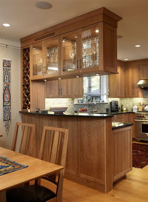 El diseño minimalista se puede aplicar a todas las cocinas, en este caso vemos una cocina minimalista con muebles morados y blancos. Aprovechar pequeños huecos con botelleros - pisos Al día ...