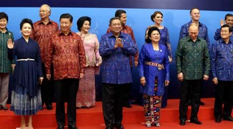 Hari Batik Nasional 6 Tokoh Dunia Ini Ikut Bangga Mengenakannya