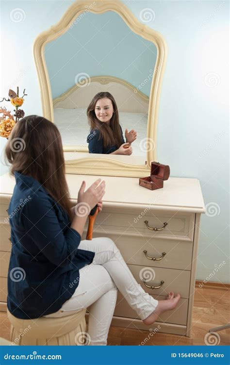 Femme Devant Le Miroir Photo Stock Image Du Attrayant 15649046