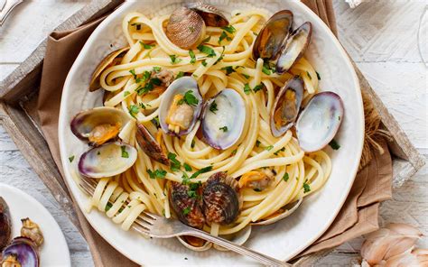This recipe for spaghetti alle vongole in bianco is adapted from www. Spaghetti alle vongole | Le nuove ricette di Well Alimentare