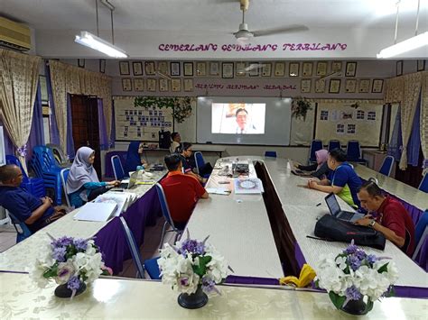 Contextual translation of penolong kanan pentadbiran into english. SK TAMAN KEPONG: Sidang video (VC) Sesi Perjumpaan Sektor ...