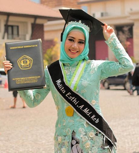 10 Hadiah Wisuda Untuk Pacar Perempuan Yang Lucu Dan Berkesan Contohtext