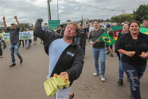 caravana de lula encontra protestos em passagem pelo sul política vvale
