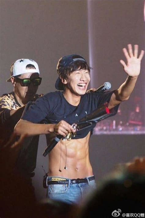 Still Photos From Running Man Reveal Lee Kwang Soo S Ripped Abs
