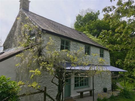 Book safely and easily today and save up to 40%. Boutique holiday cottages Brecon Beacons