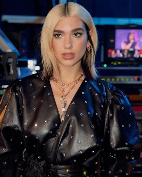 Loved by the likes of kim kardashian, dua lipa and jourdan dunn, glass hair is a new craze featuring a structured bob with blunt cuts and shiny, straight hair. Dua Lipa Hair - Dua Lipa | Dua, Lipa, Celebs