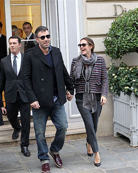 Stressed, and with a comical amount of iced coffee. Jennifer Garner + Ben Affleck: Kinderfreier Tag in Paris ...