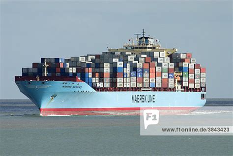 Der verkehr auf der engen ägyptischen. Containerschiff, mit Containern voll beladen, nähert sich dem Hafen, Docks, Felixstowe, Suffolk ...