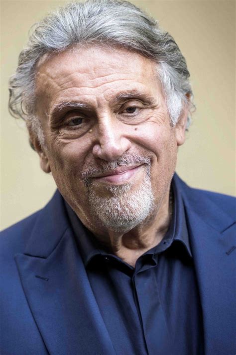 La carriera, le curiosità e la vita privata dell'artista per di più ha condotto domenica in al fianco di mara venier. Andrea Roncato - C.D.A. Studio Di Nardo S.r.l.