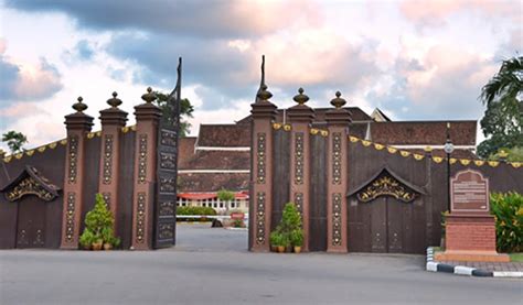 Kota ini mempunyai banyak tempat bersejarah diantaranya makam rasulullah saw. 9 Tempat Bersejarah di Kelantan - Kelantan Kini