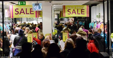 Boxing Day Sales See Thousands Queue Up To Grab Post Christmas Bargains