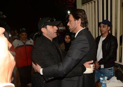 مشاهدة وتحميل مسلسل الدراما المصري نسل الاغراب الحلقة 10 العاشرة اون لاين بطولة احمد السقا وامير كرارة قصة المسلسل تدور حول قرية في الصعير وبعد اتهامه بالقتل وقضاء. إصابات أحمد السقا تظهر بوضوح في عزاء فيروز.. صور