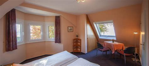 Sellin 7 bedrooms 1 to 2 people (total 12 people) 6.3 km from binz. Zimmer - Haus Seefrieden