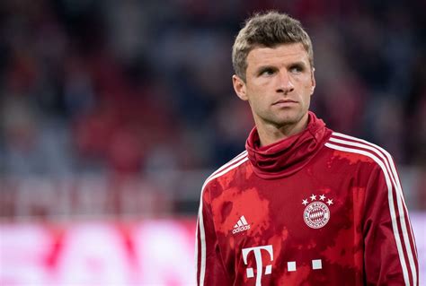 Thomas müller recovers from the exhaustion of playing many matches and traveling all over the globe, by spending time with friends and family and relaxing in the countryside. Spekulationen um Thomas Müller: Eine Identifikationsfigur ...