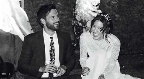 Lizzy Caplan And Tom Riley Are Married See A Wedding Photo Lizzy Caplan Tom Riley Wedding