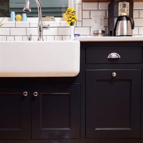 Cabinet hardware is the perfect accent to a beautiful kitchen, and the right handles can be the finishing touch in a hardworking space. Top 70 Best Kitchen Cabinet Hardware Ideas - Knob And Pull ...