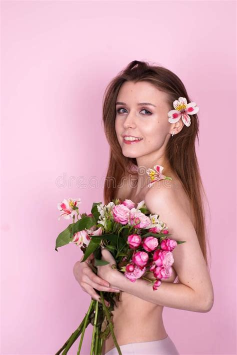 Chica Desnuda Con Flores En Un Fondo Rosado Morena Imagen De Archivo