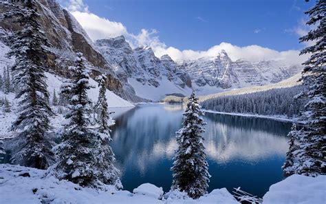 Inverno montanhas cobertas de neve e árvores lago gelado Papéis de Parede x Papéis