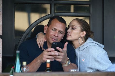 Photo Jennifer Lopez Et Son Compagnon Alex Rodriguez Sembrassent à