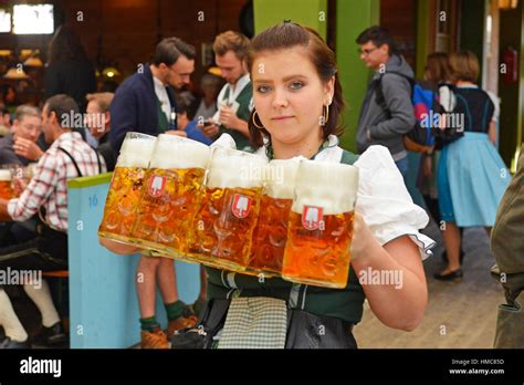 Kellnerin Mit Massen Von Bier Auf Dem Oktoberfest In München Stockfotografie Alamy