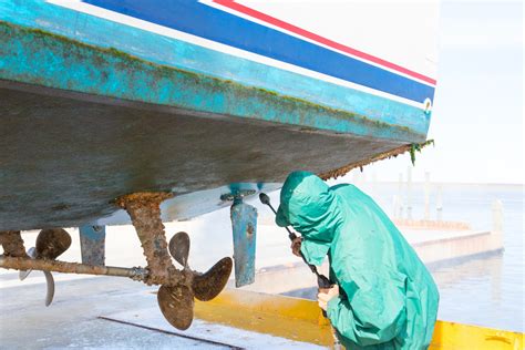 The Dangers Of Cleaning Your Boat Alone