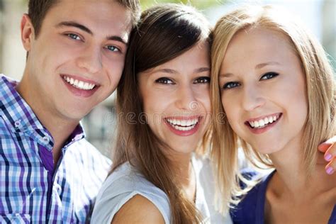 Sonrisa De Tres Personas Jovenes Imagen De Archivo Imagen De Outdoors
