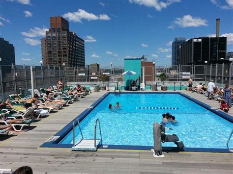 Nestled in a quiet residential neighborhood, the holiday inn midtown 57th street is conveniently located to famous new york attractions. Rooftop pool - Picture of Holiday Inn Midtown / 57th St ...
