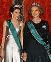 La pricesa Leticia con la tiara "prusiana" y la reina con la tiara de ...