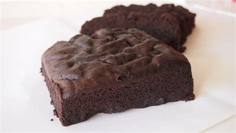 Penasaran cara membuat bownies kukus yang enak dan murah?aplikasi ini akan memberi tahu anda bagaimana membuat brownies kukus coklat yang enak dengan harga terjangkau. Resep Brownies Kukus Coklat, dengan Tepung Brownies Kukus ...