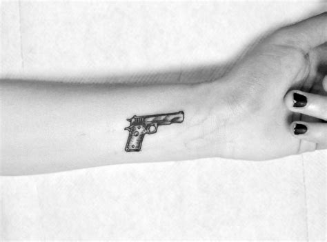 Want So Bad Татуировки с оружием Пистолет татуировки Татуировки на шее