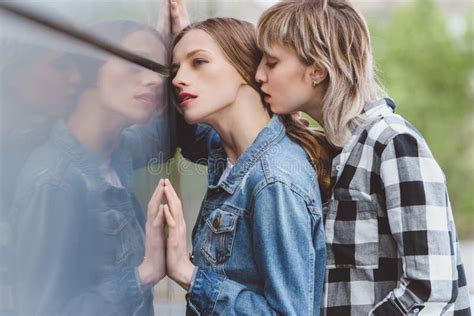 młoda zmysłowa lesbian para obejmuje outdoors obraz stock obraz złożonej z buziak