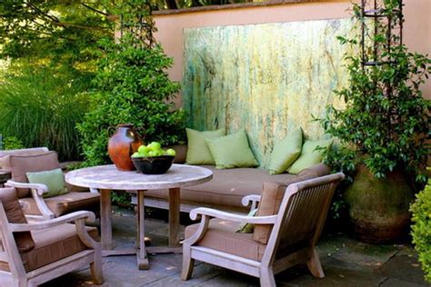 Idead to decorate a very small yard. 5 Small Patio Decor Ideas - Decorilla