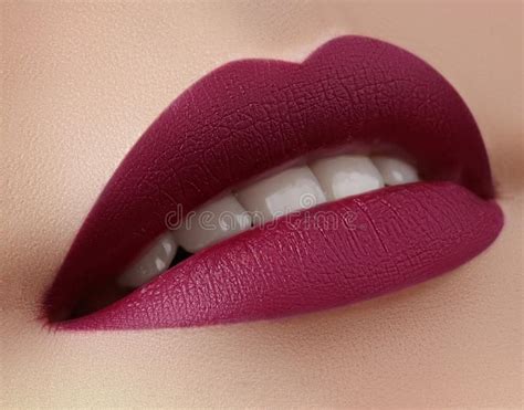 belles lèvres de femme avec le maquillage de rouge à lèvres de mode cosmétique concept de