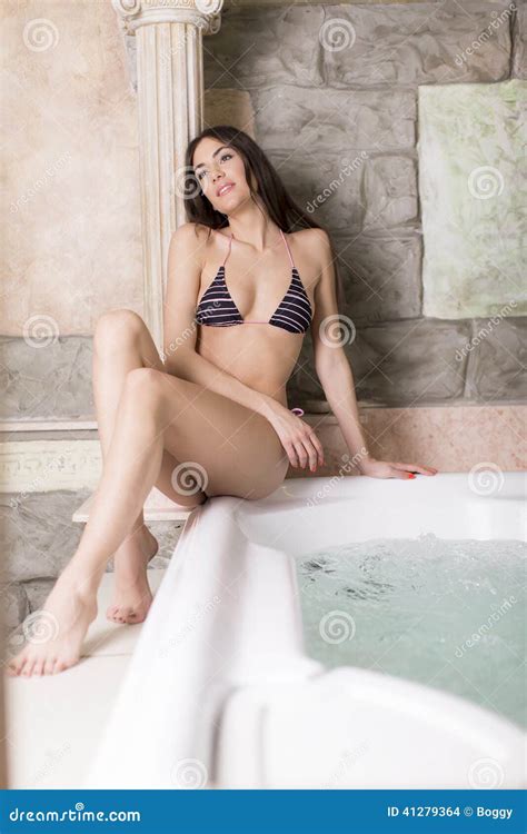 Mulher Que Relaxa Na Banheira De Hidromassagem Foto De Stock Imagem
