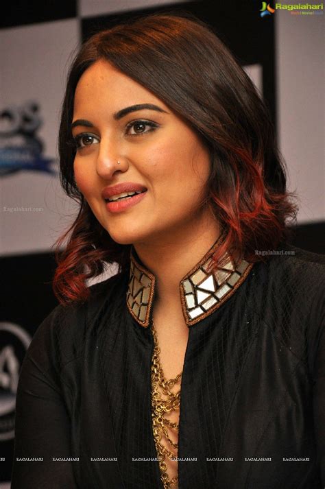 Sonakshi Beautiful Saree Gorgeous Women Sonakshi Sinha Saree Deepika Padukone Indian Actress