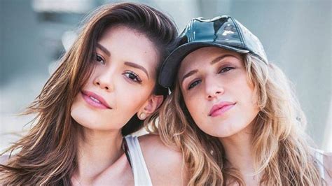 Elas assumiram o namoro publicamente em 2019. Vitória Strada e Marcella Rica surgem agarradinhas